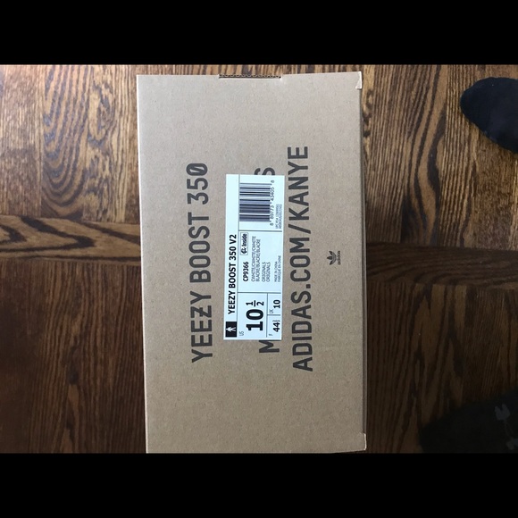 NEW Adidas Yeezy Boost 350 V2 Triple White - Picture 7 of 8